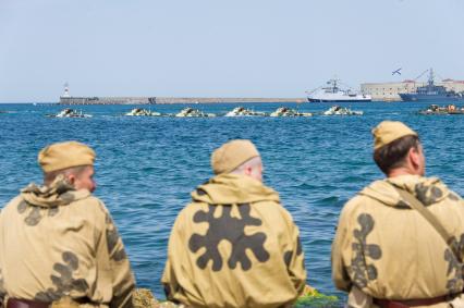 Севастополь.  Бронетранспортеры БТР-82  во время военно-морского парада в честь Дня Военно-морского флота.