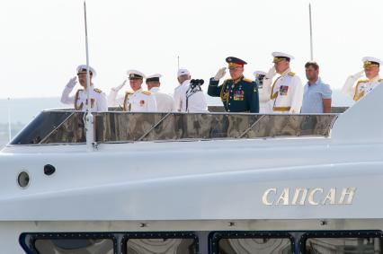 Севастополь. Командующий войсками Южного военного округа Александр Дворников (четвертый справа) перед началом военно-морского парада в честь Дня ВМФ России.