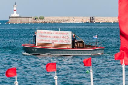 Севастополь.  Катер с плакатом погибшего корабля в годы ВОВ во время военно-морского парада в честь Дня ВМФ России.