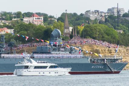 Севастополь. Ракетный крейсер `Москва` во время военно-морского парада в честь Дня Военно-морского флота.