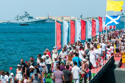 Севастополь. Зрители военно-морского парада в честь Дня ВМФ России.