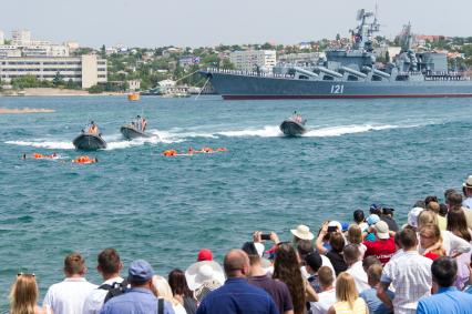 Севастополь. Ракетный крейсер `Москва` во время военно-морского парада в честь Дня ВМФ России.