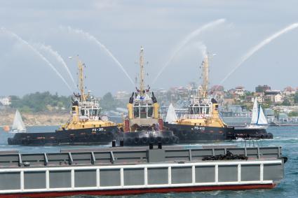 Севастополь.  Рейдовые буксиры во время военно-морского парада в честь Дня ВМФ России.