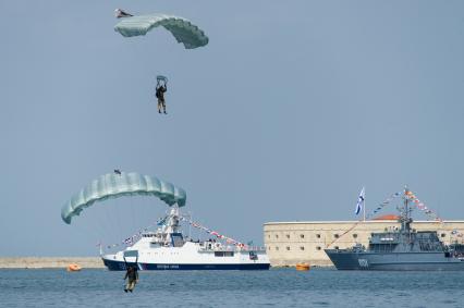 Севастополь. Пограничный сторожевой корабль `Аметист` и корабль противоминной обороны `Иван Антонов` (слева направо) во время военно-морского парада в честь Дня ВМФ России.