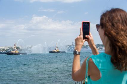 Севастополь.  Спасательные буксиры во время военно-морского парада в честь Дня ВМФ России.