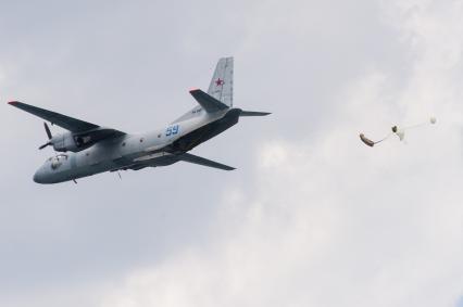 Севастополь. Самолет АН-26  во время военно-морского парада в честь Дня Военно-морского флота.