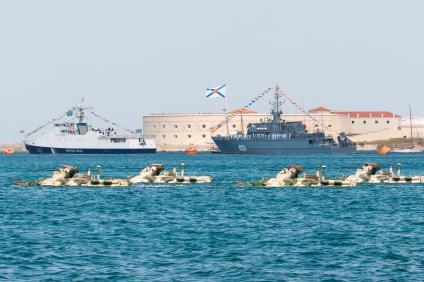 Севастополь. Бронетранспортер БТР-82 , пограничный сторожевой корабль `Аметист` и корабль противоминной обороны `Иван Антонов` (слева направо на втором плане)   во время военно-морского парада в честь Дня ВМФ России.