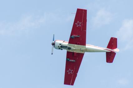 Севастополь. Самолет Як-52 во время военно-морского парада в честь Дня Военно-морского флота.