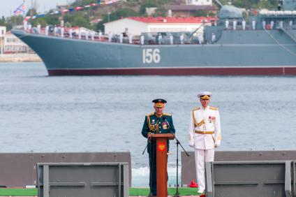 Севастополь. Командующий войсками Южного военного округа Александр Дворников и заместитель командующего Черноморским флотом вице-адмирал Сергей Липилин (справа) перед началом военно-морского парада в честь Дня ВМФ России.