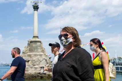 Севастополь. Зрители во время военно-морского парада в честь Дня Военно-морского флота.