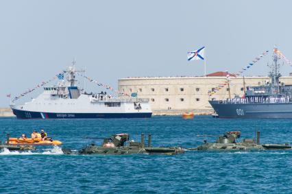 Севастополь. Бронетранспортер БТР-82 , пограничный сторожевой корабль `Аметист` и корабль противоминной обороны `Иван Антонов` (слева направо на втором плане)   во время военно-морского парада в честь Дня ВМФ России.