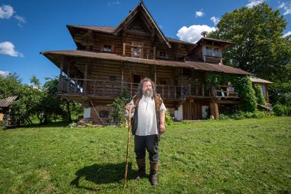 Московская область.  Александр Билецкий - Подмосковный Хагрид в своей усадьбе.