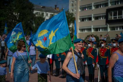 Екатеринбург. Шествие десантников и ветеранов воздушно-десантных войск во время празднования дня ВДВ