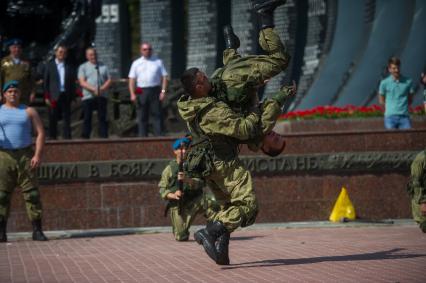 Екатеринбург. Показательное выступление бойцов ВДВ перед началом церемонии памяти, у мемориала \'Черный тюльпан\', во время празднования дня ВДВ.