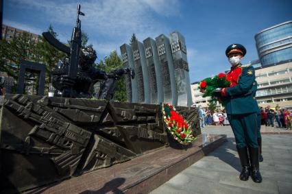 Екатеринбург. Возложение цветов к  мемориалу \'Черный тюльпан\', во время празднования дня ВДВ