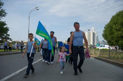 Екатеринбург. Десантники с семьями во время празднования дня ВДВ