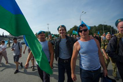 Екатеринбург. Шествие десантников и ветеранов воздушно-десантных войск во время празднования дня ВДВ