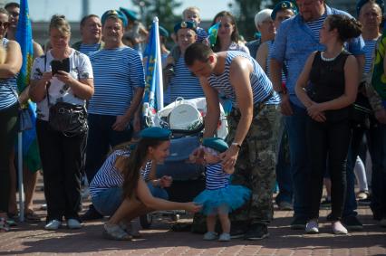 Екатеринбург. Десантники и ветераны воздушно-десантных войск перед началом церемонии памяти, у мемориала \'Черный тюльпан\', во время празднования дня ВДВ