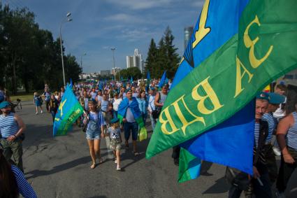 Екатеринбург. Шествие десантников и ветеранов воздушно-десантных войск во время празднования дня ВДВ