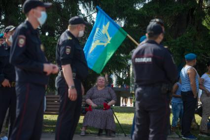 Екатеринбург. Десантники и ветераны воздушно-десантных войск перед началом церемонии памяти, у мемориала \'Черный тюльпан\', во время празднования дня ВДВ. Вдова ветерана ВДВ с цветами