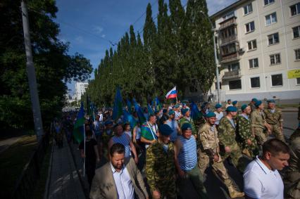 Екатеринбург. Шествие десантников и ветеранов воздушно-десантных войск во время празднования дня ВДВ