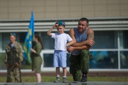 Екатеринбург. Десантники и ветераны воздушно-десантных войск перед началом церемонии памяти, у мемориала \'Черный тюльпан\', во время празднования дня ВДВ