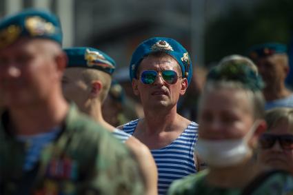 Екатеринбург. Десантники и ветераны воздушно-десантных войск перед началом церемонии памяти, у мемориала \'Черный тюльпан\', во время празднования дня ВДВ