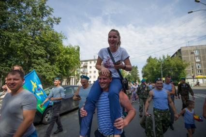 Екатеринбург. Шествие десантников и ветеранов воздушно-десантных войск во время празднования дня ВДВ