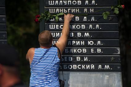 Екатеринбург. Десантники и ветераны воздушно-десантных войск возлагают цветы к мемориалу \'Черный тюльпан\', во время празднования дня ВДВ