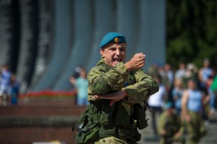 Екатеринбург. Показательное выступление бойцов ВДВ перед началом церемонии памяти, у мемориала \'Черный тюльпан\', во время празднования дня ВДВ.