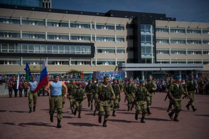 Екатеринбург. Показательное выступление бойцов ВДВ перед началом церемонии памяти, у мемориала \'Черный тюльпан\', во время празднования дня ВДВ.