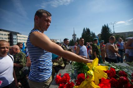 Екатеринбург. Десантники и ветераны воздушно-десантных войск возлагают цветы к мемориалу \'Черный тюльпан\', во время празднования дня ВДВ