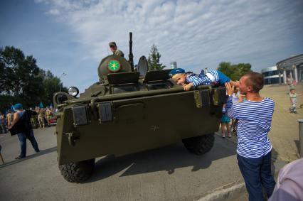 Екатеринбург. Десантники с семьями во время празднования дня ВДВ