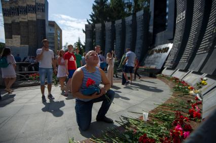 Екатеринбург. Десантники и ветераны воздушно-десантных войск возлагают цветы к мемориалу \'Черный тюльпан\', во время празднования дня ВДВ