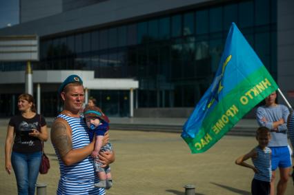 Екатеринбург. Десантники с семьями во время празднования дня ВДВ