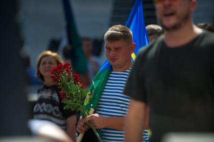 Екатеринбург. Десантники и ветераны воздушно-десантных войск возлагают цветы к мемориалу \'Черный тюльпан\', во время празднования дня ВДВ