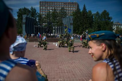 Екатеринбург. Показательное выступление бойцов ВДВ перед началом церемонии памяти, у мемориала \'Черный тюльпан\', во время празднования дня ВДВ.