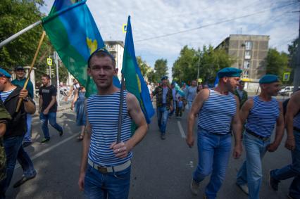 Екатеринбург. Шествие десантников и ветеранов воздушно-десантных войск во время празднования дня ВДВ