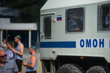 Екатеринбург. Десантник у машины ОМОН во время празднования дня ВДВ