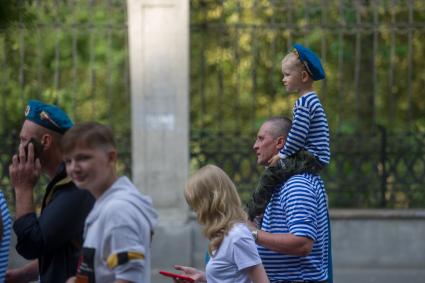 Екатеринбург. Шествие десантников и ветеранов воздушно-десантных войск во время празднования дня ВДВ