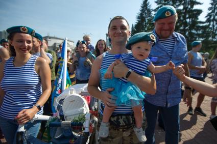 Екатеринбург. Десантники и ветераны воздушно-десантных войск перед началом церемонии памяти, у мемориала \'Черный тюльпан\', во время празднования дня ВДВ