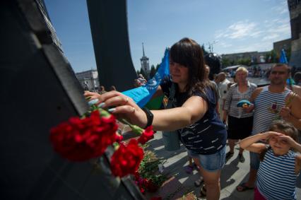 Екатеринбург. Десантники и ветераны воздушно-десантных войск возлагают цветы к мемориалу \'Черный тюльпан\', во время празднования дня ВДВ