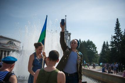 Екатеринбург. Десантники и ветераны воздушно-десантных войск перед началом церемонии памяти, у мемориала \'Черный тюльпан\', во время празднования дня ВДВ