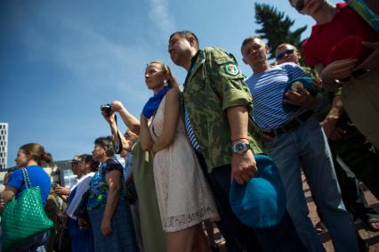 Екатеринбург. Десантники и ветераны воздушно-десантных войск во время минуты молчания в память о погибших, у мемориала \'Черный тюльпан\', во время празднования дня ВДВ