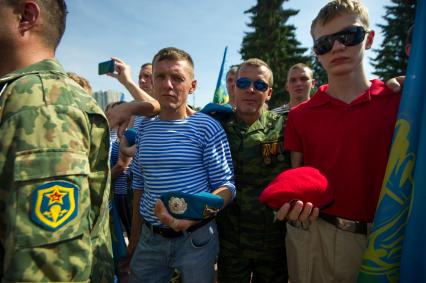 Екатеринбург. Десантники и ветераны воздушно-десантных войск во время минуты молчания в память о погибших, у мемориала \'Черный тюльпан\', во время празднования дня ВДВ