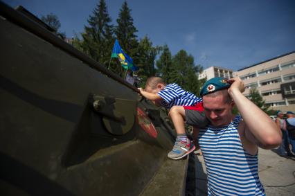 Екатеринбург. Десантники и ветераны воздушно-десантных войск перед началом церемонии памяти, у мемориала \'Черный тюльпан\', во время празднования дня ВДВ