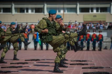 Екатеринбург. Показательное выступление бойцов ВДВ перед началом церемонии памяти, у мемориала \'Черный тюльпан\', во время празднования дня ВДВ.