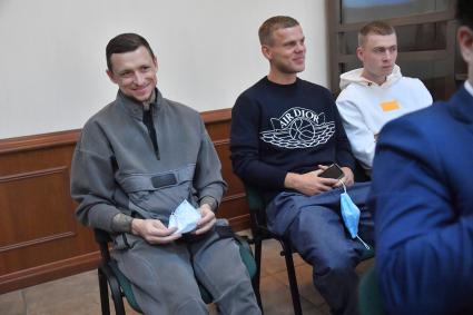 Москва. Футболисты Павел Мамаев, Александр Кокорин и его брат Кирилл Кокорин (слева направо) в Мосгорсуде перед рассмотрением в апелляционном порядке приговора по делу о хулиганстве и драках.