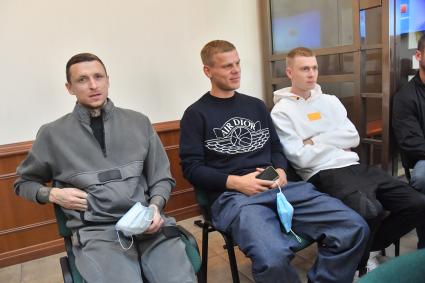 Москва. Футболисты Павел Мамаев, Александр Кокорин и его брат Кирилл Кокорин (слева направо) в Мосгорсуде перед рассмотрением в апелляционном порядке приговора по делу о хулиганстве и драках.