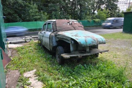 Москва. Брошенный автомобиль на одной из улиц города.